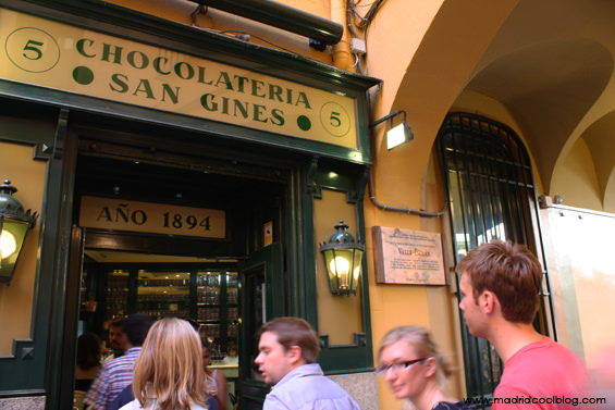 CHOCOLATERÍA SAN GINÉS MADRID COOL BLOG chocolate con churros porras calle arenal calle mayor sol centro típico madrid valor meriendas y desayunos