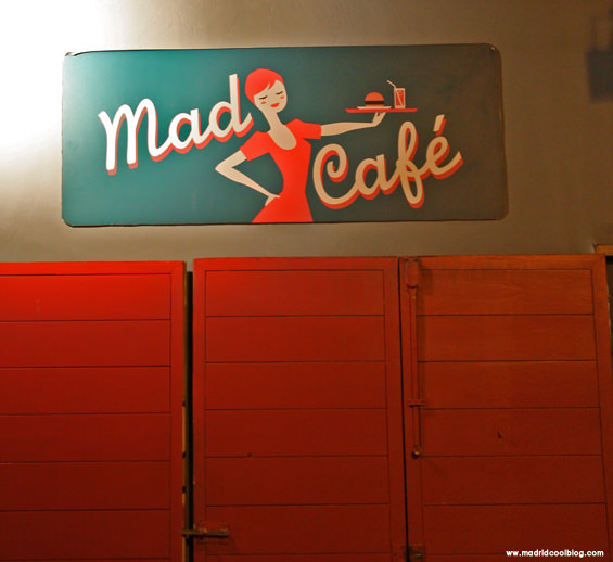 Fachada de Mad Café. Foto de www.madridcoolblog.com Hamburguesas, aros de cebolla, refrescos, tarta de zanahoria