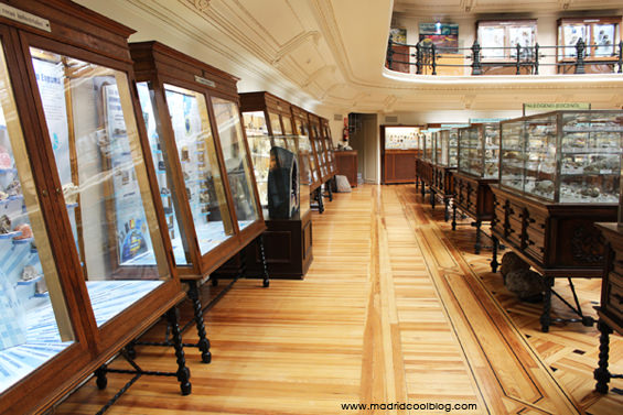 Las antiguas vitrinas del Museo Geominero de Madrid. Foto de www.madridcoolblog.com