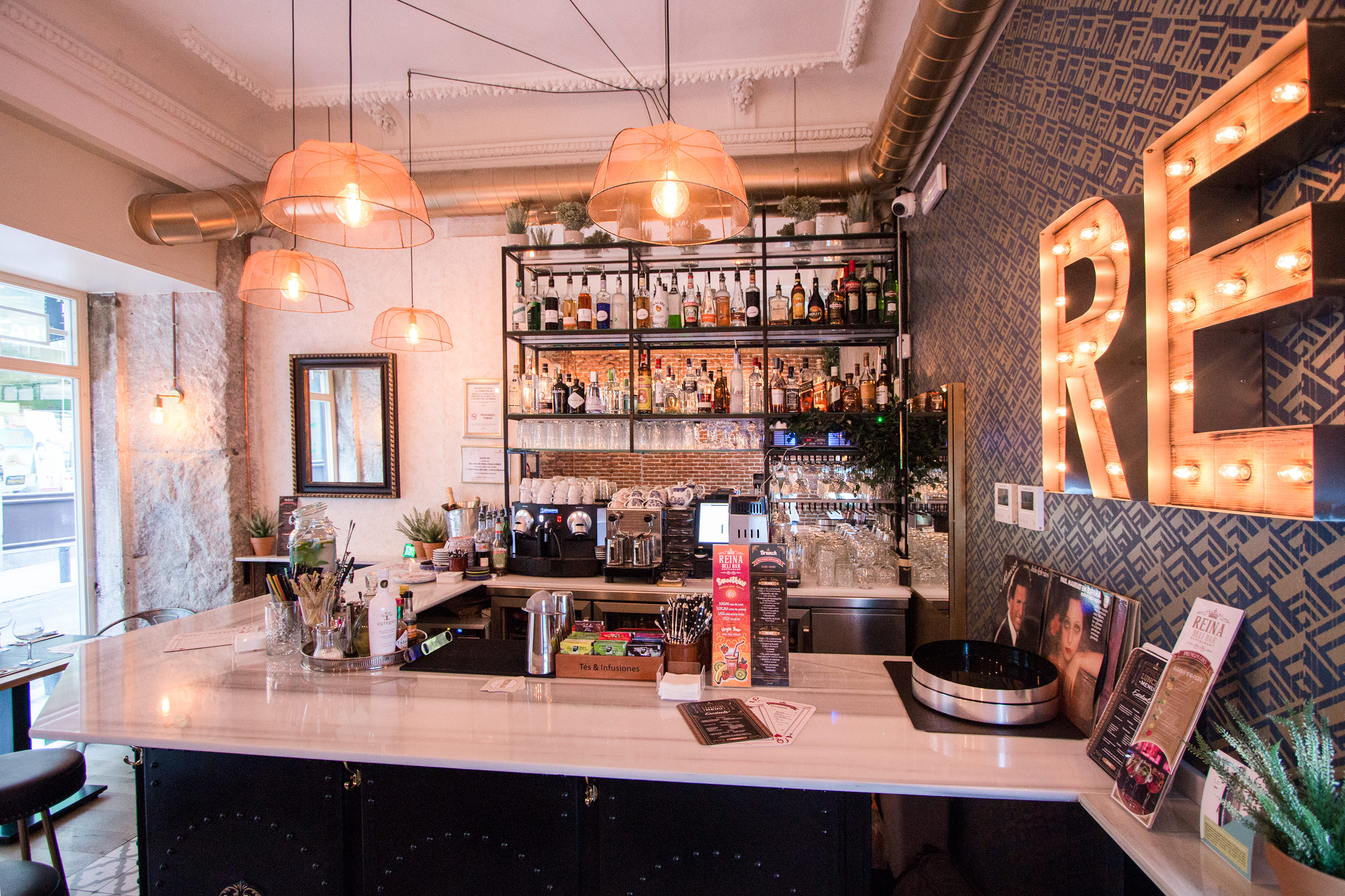 Reina Deli Bar. Restaurante en Gran Vía de cocina creativa con coctelería.