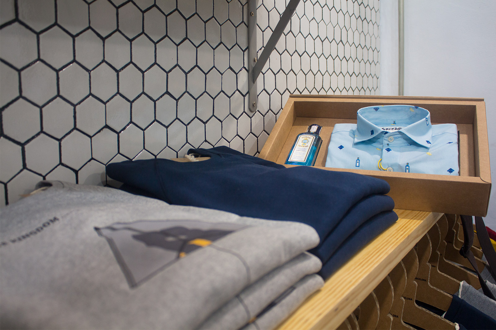 Brava Fabrics abre en Malasaña con un diseño exclusivo de Bombay Shapphire.
