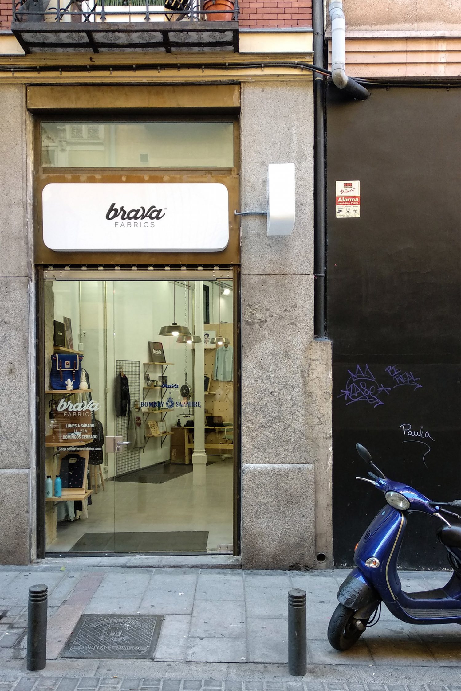 Brava Fabrics abre en Malasaña con un diseño exclusivo de Bombay Shapphire.
